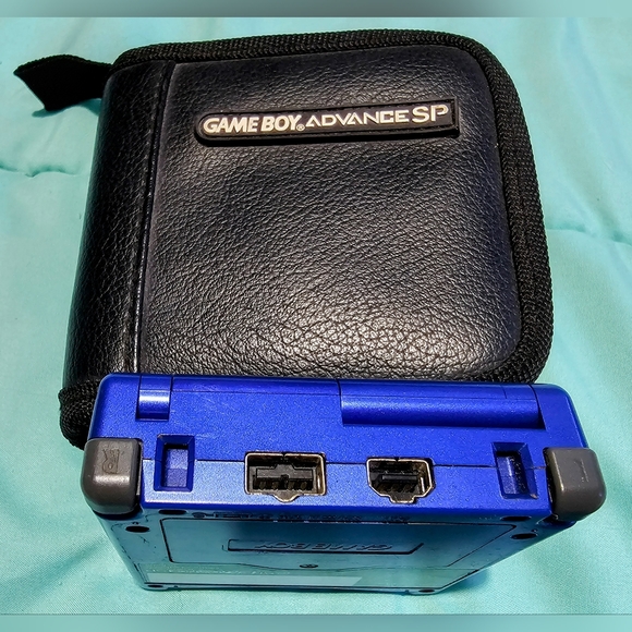 Gameboy Advance SP - Picture 2 of 8